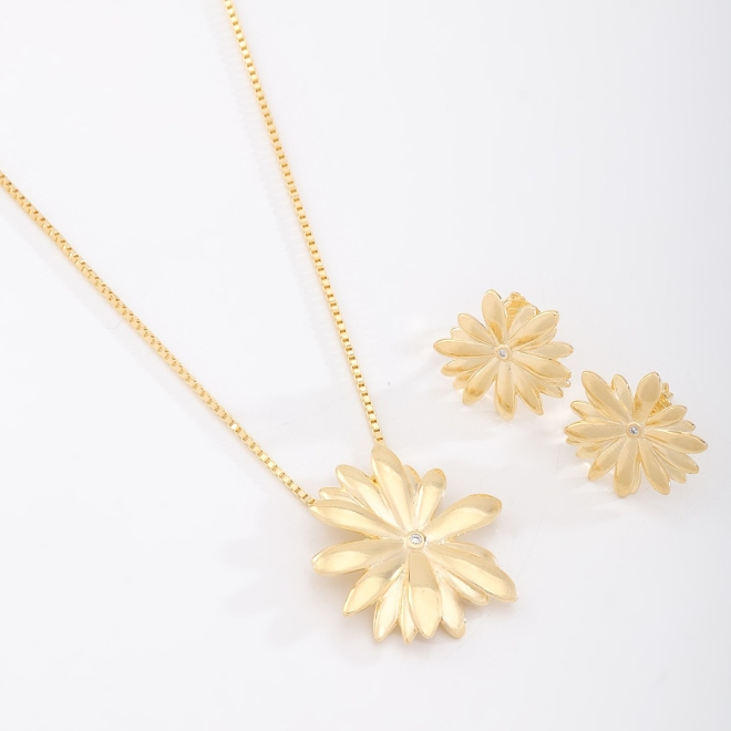 CJ-00339 CONJUNTO EM FORMATO DE FLOR E DETALHE CENTRAL