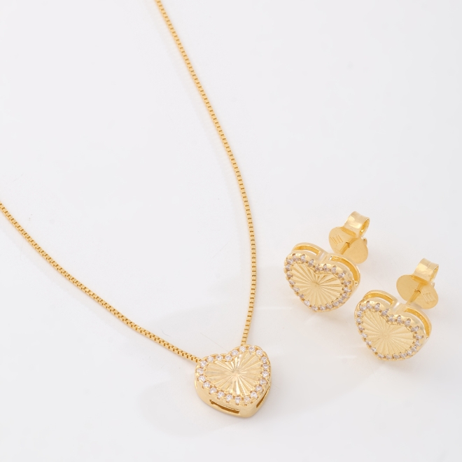 CJ-00383 CONJUNTO BANHADO A OURO 18K COM PINGENTE E BRINCOS EM FORMATO DE CORAÇÃO