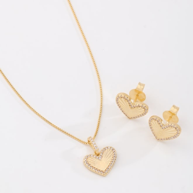 CJ-00386 CONJUNTO BANHADO A OURO 18K COM PINGENTE E BRINCOS EM FORMATO DE CORAÇÃO 