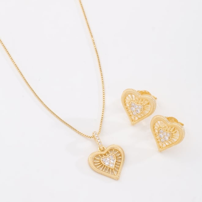 CJ-00388 CONJUNTO BANHADO A OURO 18K COM PINGENTE E BRINCOS EM FORMATO DE CORAÇÃO