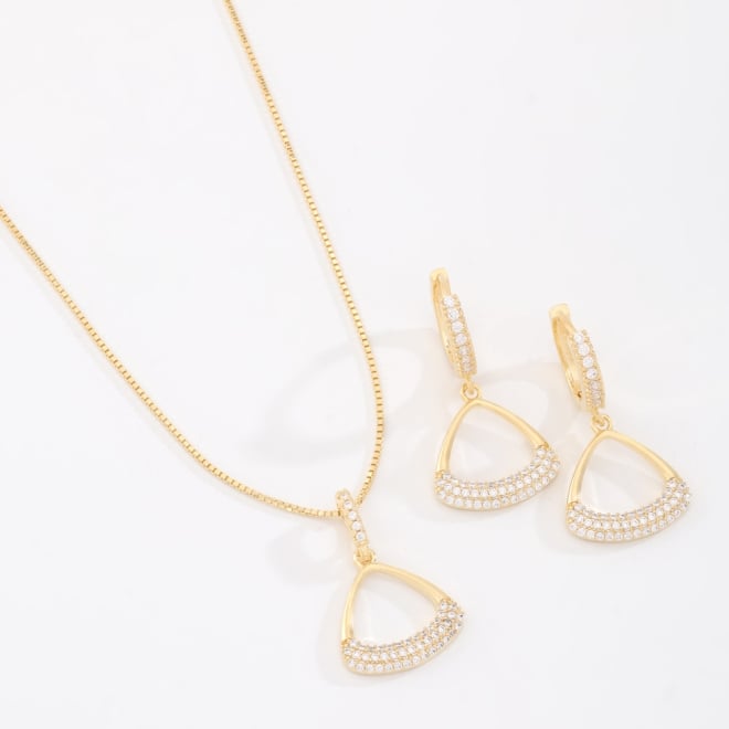CJ-00391 CONJUNTO BANHADO A OURO 18K COM DESIGN TRIANGULAR EM ZIRCÔNIAS,