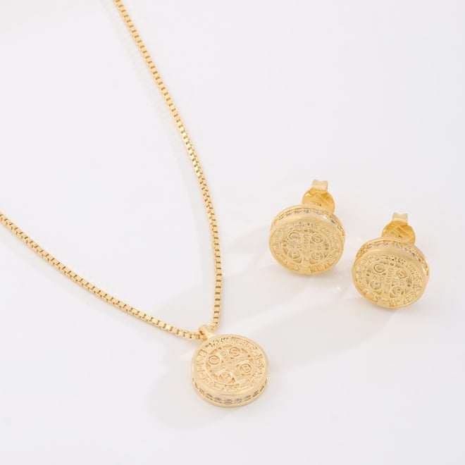 CJ-00398 -CONJUNTO BANHADO A OURO 18K COM PINGENTE E BRINCOS DE MEDALHA DE SÃO BENTO