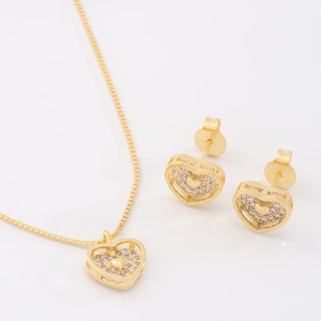 CJS-00004CONJUNTO BANHADO A OURO 18K COM CORAÇÃO VAZADO E DETALHES CRAVEJADOS EM ZIRCÔNIAS