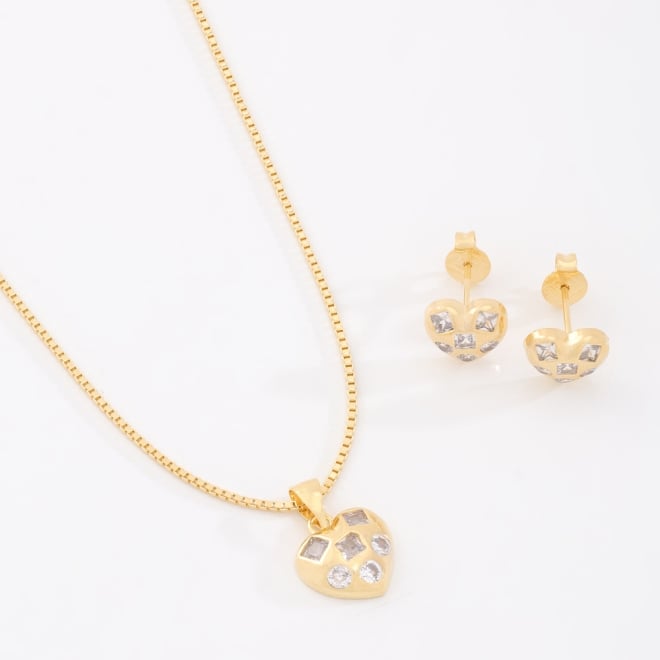 CJS-00023 CONJUNTO BANHADO A OURO 18K COM PINGENTE E BRINCOS EM FORMATO DE CORAÇÃO E DETALHES EM ZIRCÔNIAS