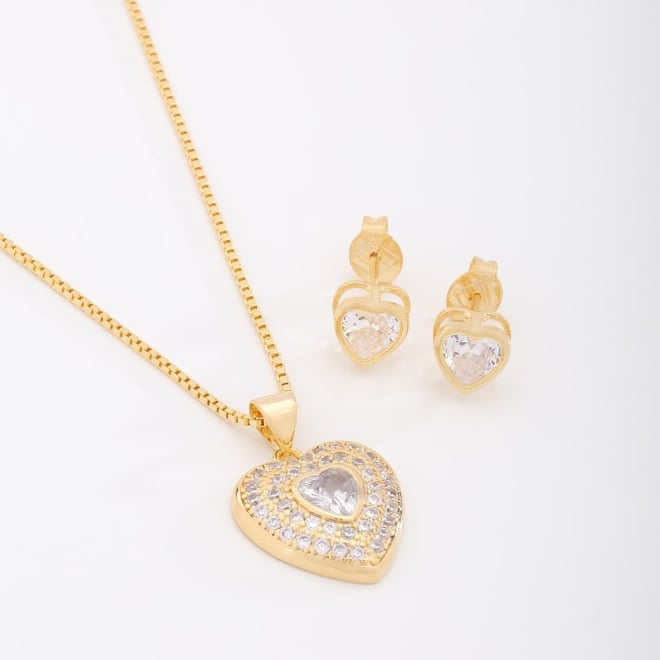 CJS-00037 CONJUNTO BANHADO A OURO 18K COM DESIGN ROMÂNTICO E SOFISTICADO,COLAR COM PINGENTE EM FORMATO DE CORAÇÃO, CRAVEJADO EM ZIRCÔNIAS CRISTAL E COM PEDRA CENTRAL EM FORMATO DE CORAÇÃO LAPIDADO.