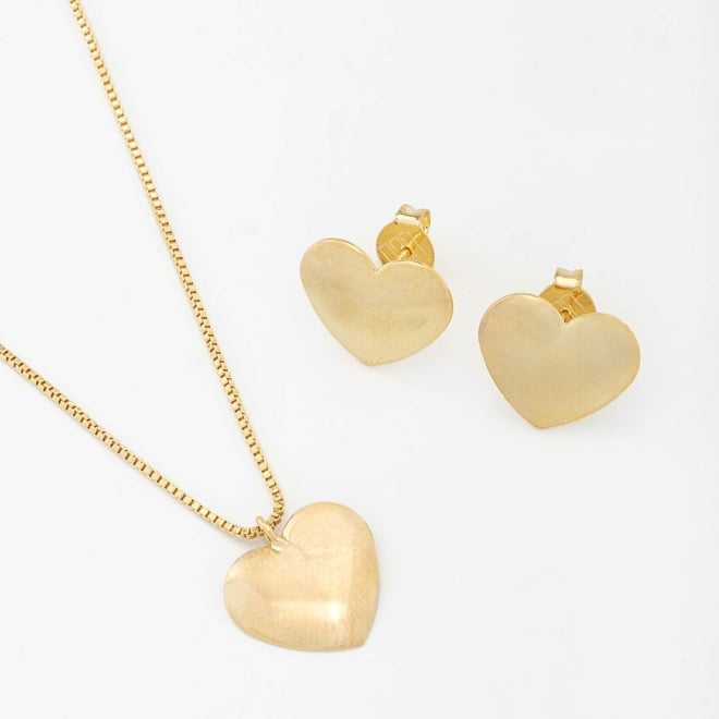 CJS-00043 CONJUNTO BANHADO A OURO 18K COM PINGENTE E BRINCOS EM FORMATO DE CORAÇÃO