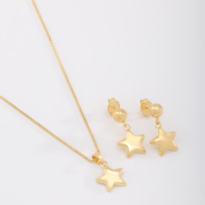 CJS-00044 CONJUNTO BANHADO A OURO 18K COM DESIGN DELICADO E ATEMPORAL, APRESENTANDO COLAR COM PINGENTE EM FORMATO DE ESTRELA LISA
