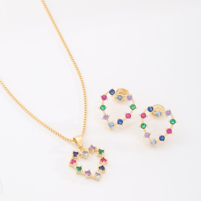CJS-00113 CONJUNTO BANHADO A OURO 18K COM CORAÇÃO CRAVEJADO EM ZIRCÔNIAS COLORIDAS