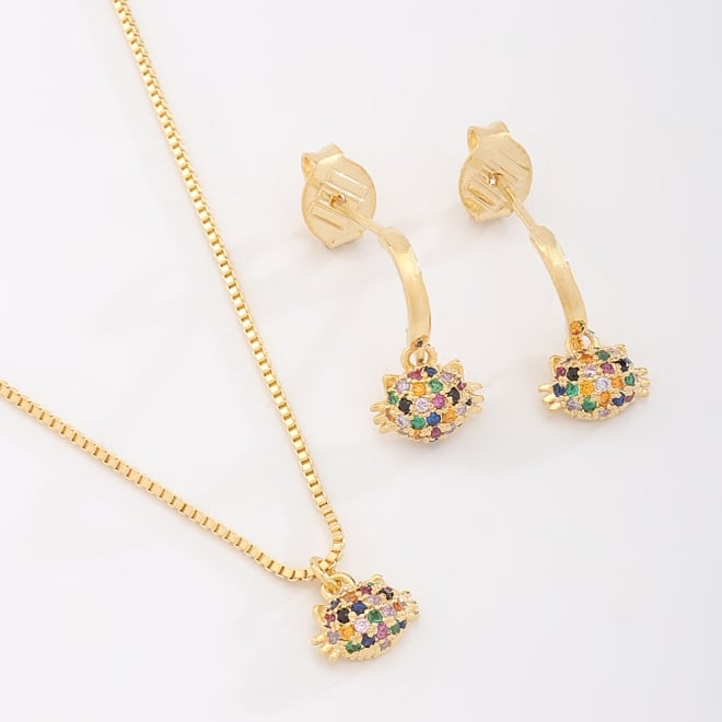 CJS-00123 ONJUNTO BANHADO A OURO 18K COM DESIGN DELICADO E CHEIO DE COR,COLAR COM PINGENTE DE GATO CRAVEJADO COM PEDRAS COLORIDAS