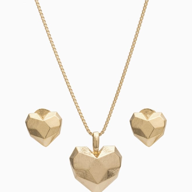 CJS-00130 CONJUNTO BANHADO A OURO 18K COM PINGENTE E BRINCOS EM FORMATO DE CORAÇÃO