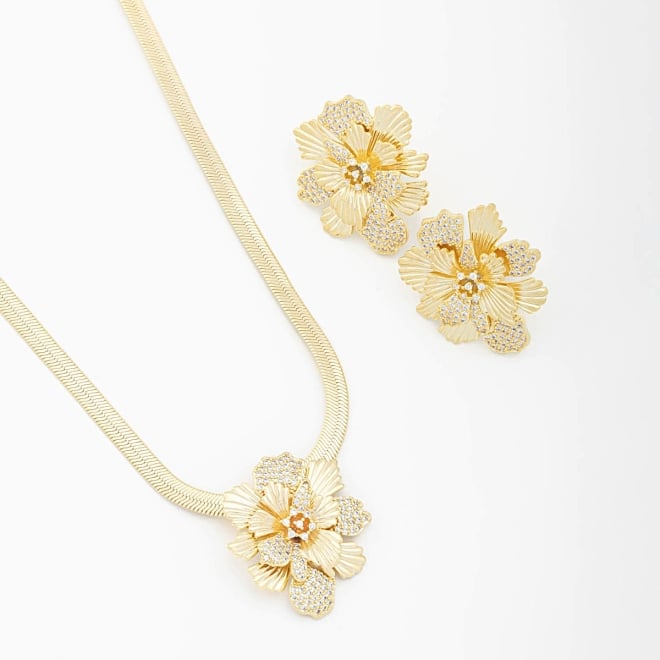 CJX-00155 CONJUNTO EM FORMATO DE FLOR EM ZIRCÔNIAS E DETALHES TEXTURIZADOS