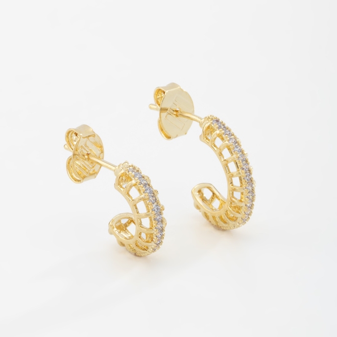 DAGL-0001 BRINCO ARGOLA BANHADO A OURO 18K COM DETALHES EM ZIRCÔNIAS E DESIGN VAZADO