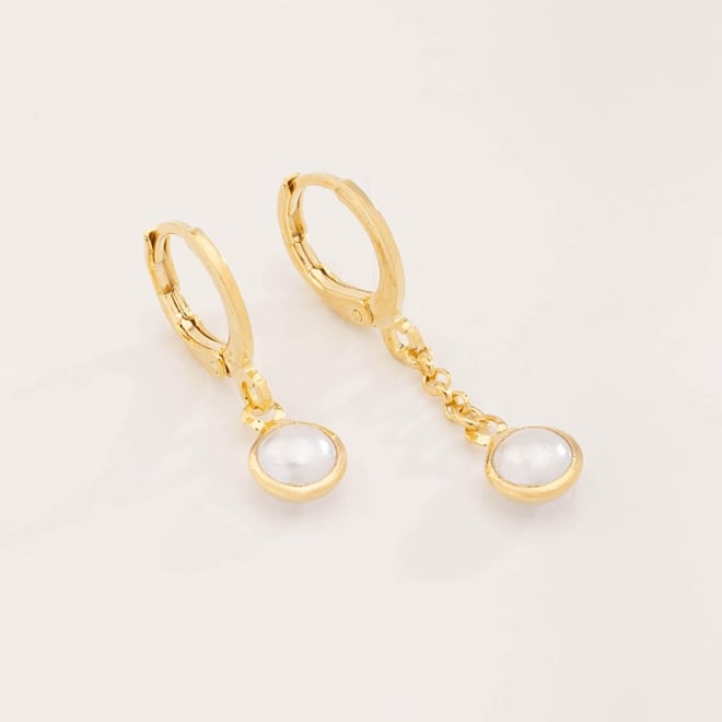 DAQ-00007 BRINCO BANHADO A OURO 18K DUPLO COM ARGOLA E PINGENTE DE PÉROLA