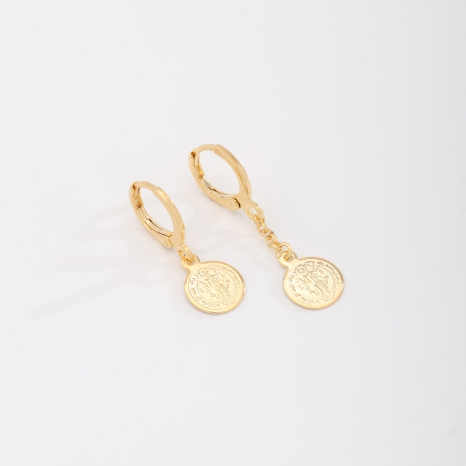 DAQ-00011 - BRINCO BANHADO A OURO 18K DE ARGOLA DUPLA COM PINGENTES DE MEDALHA DE SÃO BENTO