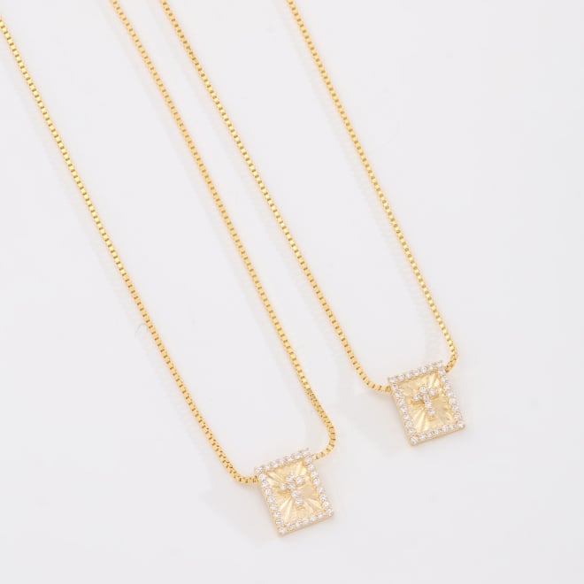 ES-0029 ESCAPULÁRIO BANHADO A OURO 18K COM CORRENTE VENEZIANA E PINGENTES EM FORMATO RETANGULAR COM CRUZ