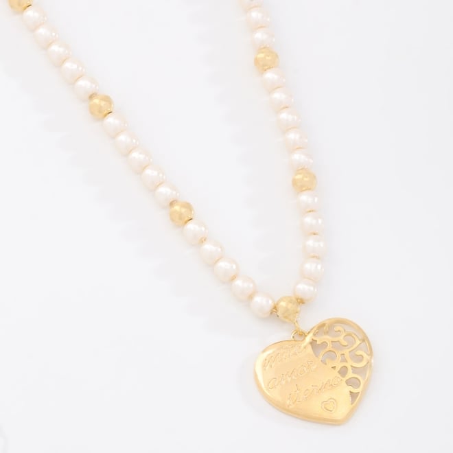 GR-00113 COLAR BANHADO A OURO 18K COM PÉROLAS E PINGENTE EM FORMATO DE CORAÇÃO COM DETALHES VAZADOS E ESCRITA MÃE AMOR ETERNO