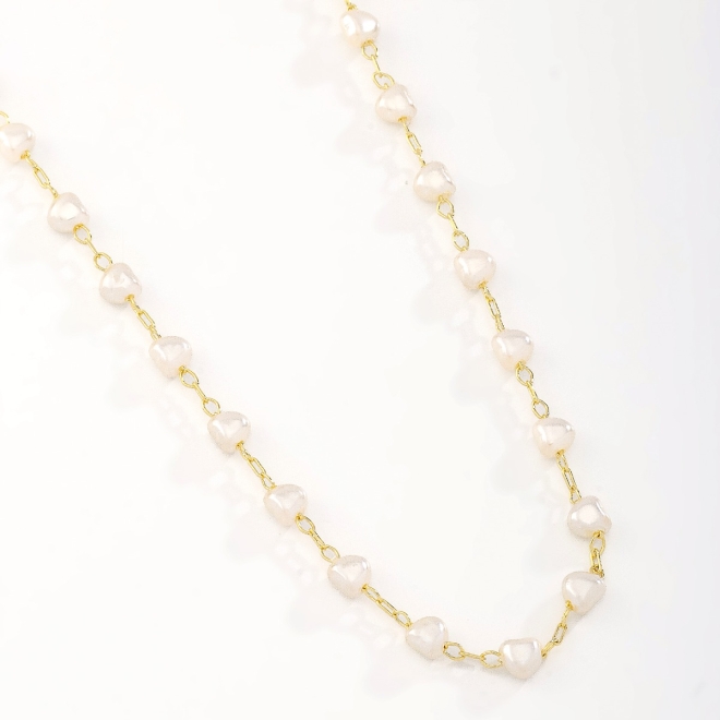 GR-00361 COLAR BANHADO A OURO 18K COM PÉROLAS EM CORAÇÃO INTERCALADAS POR ELOS DELICADOS