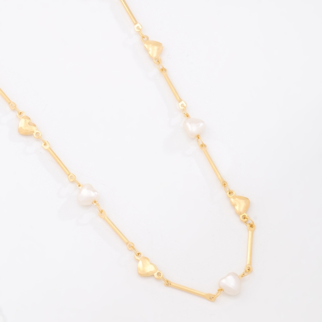 GR-00364 COLAR BANHADO A OURO 18K COM DETALHES EM PÉROLAS DE CORAÇÃO