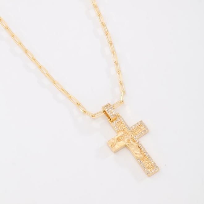 GR-00520 COLAR BANHADO A OURO 18K COM PINGENTE DE CRUZ COM DETALHES CRAVEJADOS EM ZIRCÔNIAS