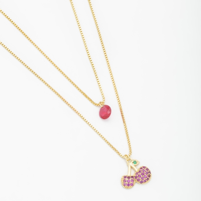 GR-00649 COLAR DUPLO BANHADO A OURO 18K COM CORRENTES DELICADAS, SENDO UMA COM ZIRCONIA E OUTRA COM PINGENTE DE CEREJA