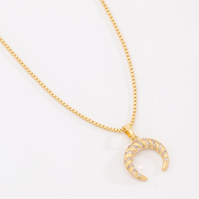 GR-00800 COLAR BANHADO A OURO 18K COM PINGENTE EM FORMATO DE FERRADURA COM DETALHES EM ZIRCÔNIAS