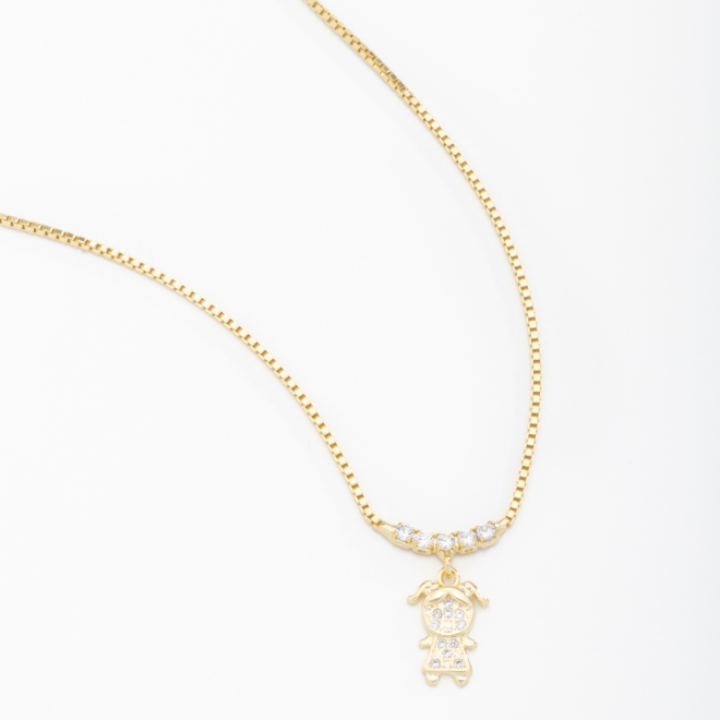 GR-00852 COLAR BANHADO A OURO 18K COM PINGENTE DE MENINA CRAVEJADO EM ZIRCÔNIAS