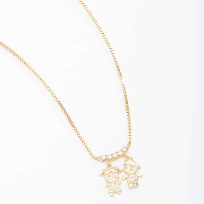 GR-00853 COLAR BANHADO A OURO 18K COM DOIS PINGENTES DE MENINA E MENINO CRAVEJADOS