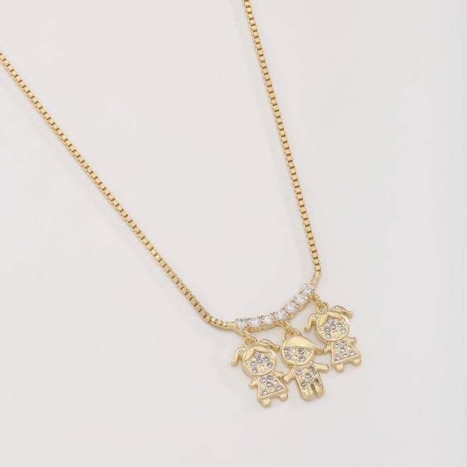 GR-00854 COLAR BANHADO A OURO 18K PINGENTES DE FILHOS COM DUAS MENINAS E UM MENINO