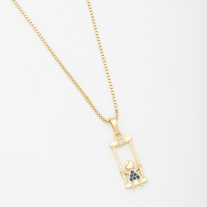 GR-00913 COLAR BANHADO A OURO 18K COM PINGENTE DE MENINO NO BALANÇO EM ZIRCÔNIAS