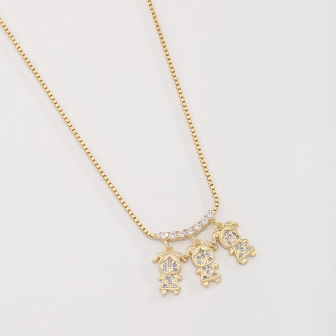 GR-01110 COLAR BANHADO A OURO 18K COM TRÊS PINGENTES DE MENINA CRAVEJADOS EM ZIRCÔNIAS