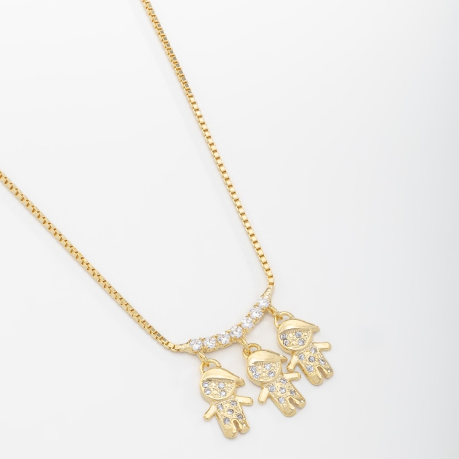 GR-01111 COLAR BANHADO A OURO 18K COM TRÊS PINGENTES DE MENINO CRAVEJADOS