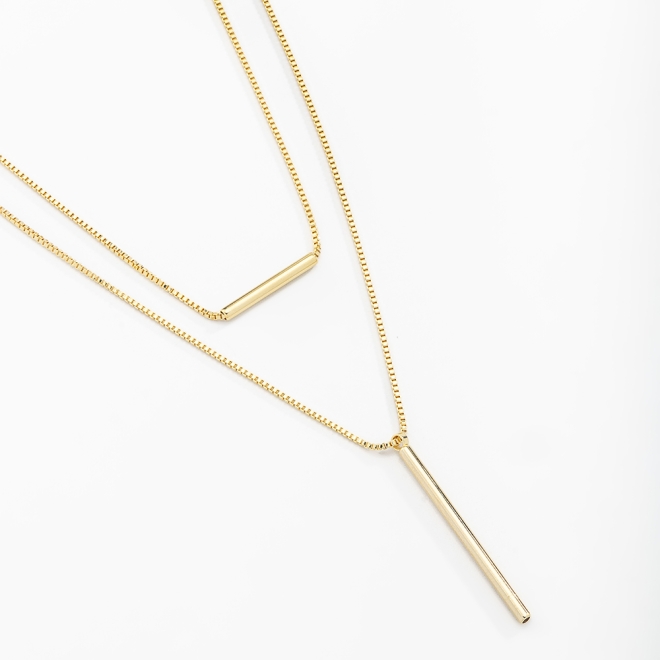 GR-01199 COLAR BANHADO A OURO 18K COM PINGENTE EM FORMATO DE BARRA ALONGADA E DESIGN MINIMALISTA