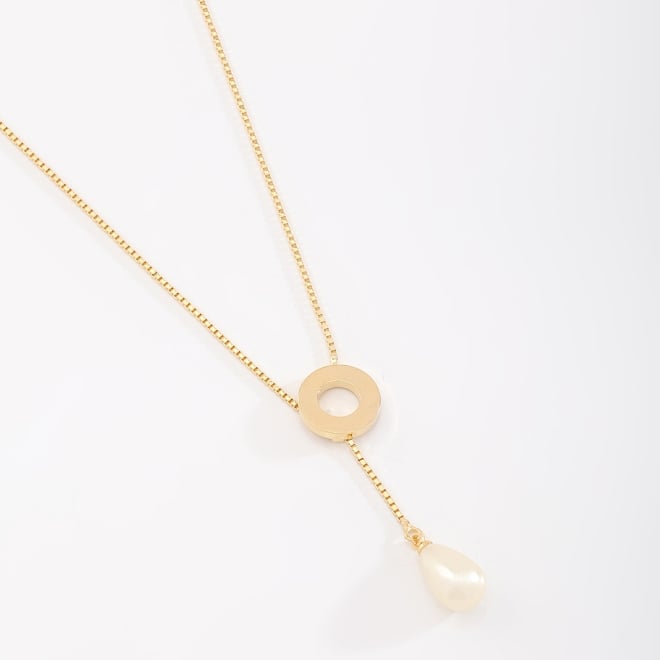 GR-01255 COLAR BANHADO A OURO 18K TIPO GRAVATINHA COM PINGENTE CIRCULAR E PÉROLA