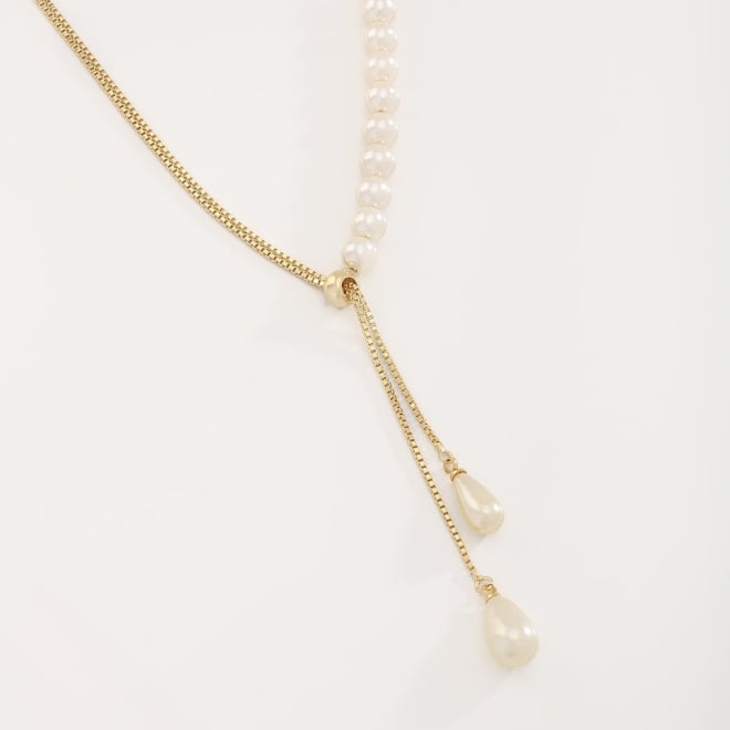 GR-01257 COLAR BANHADO A OURO 18K MODELO GRAVATINHA COM DETALHES EM PÉROLAS.