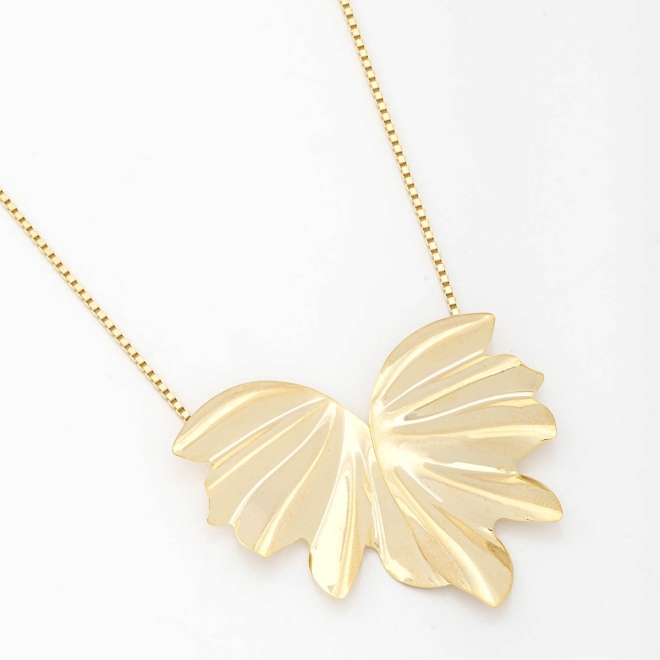 GR-01265 COLAR BANHADO A OURO 18K COM PINGENTE EM FORMATO DE FOLHAS COM DESIGN ORGÂNICO