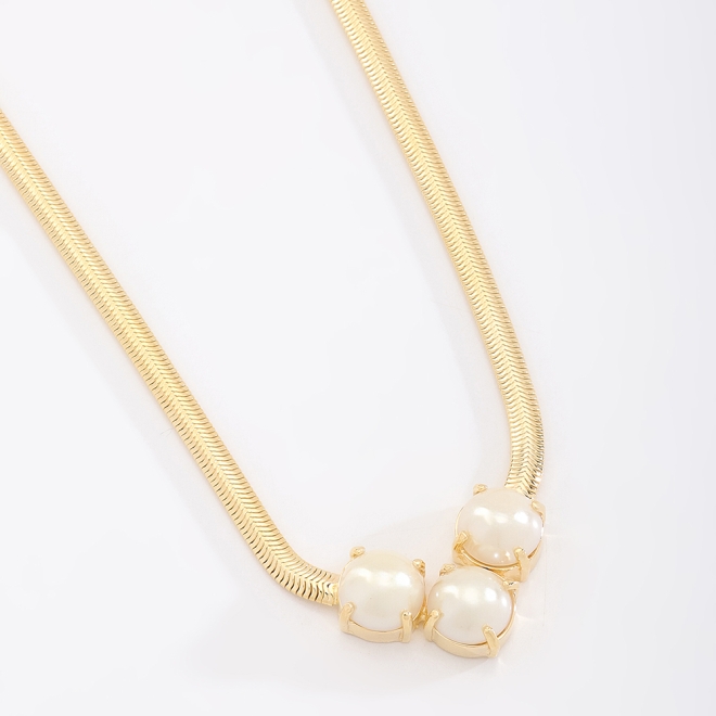 GR-01350 COLAR BANHADO A OURO 18K COM CORRENTE MALHA E DETALHE CENTRAL COM TRÊS PÉROLAS
