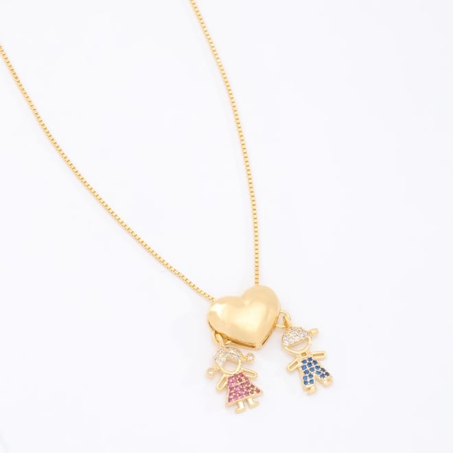 GR-01364 COLAR BANHADO A OURO 18K COM PINGENTE DE MENINO E MENINA CRAVEJADOS.