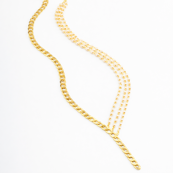 GR-01462 COLAR BANHADO A OURO 18K MODELO GRAVATINHA COM ELO GRUMET DE UM LADO E TRÊS CORRENTES COM MINI PÉROLAS