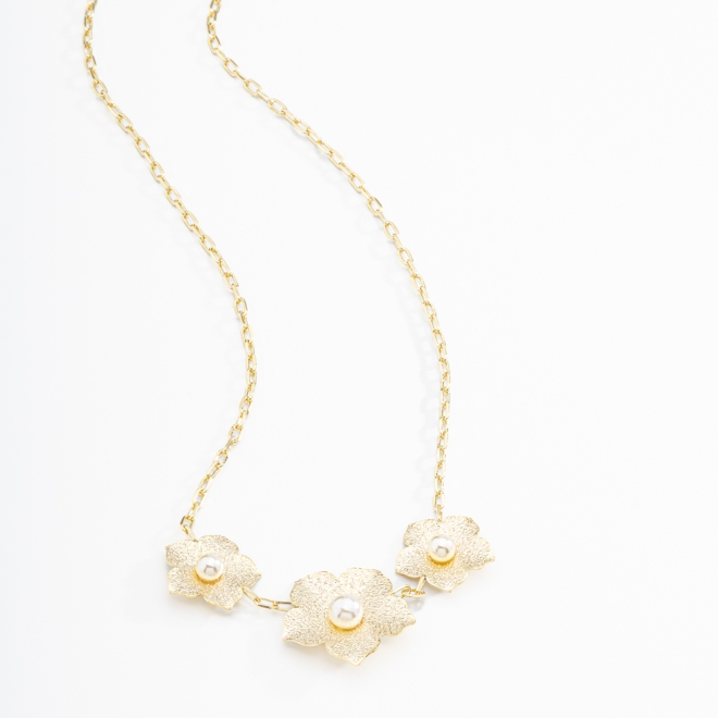 GR-01477 GARGANTILHA COM FLORES E PÉROLA