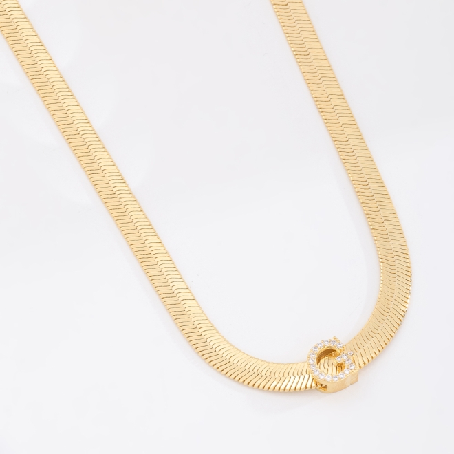 GR-01672 COLAR BANHADO A OURO 18K COM CORRENTE FITA LAMINADA E PINGENTE DE LETRA CRAVEJADO