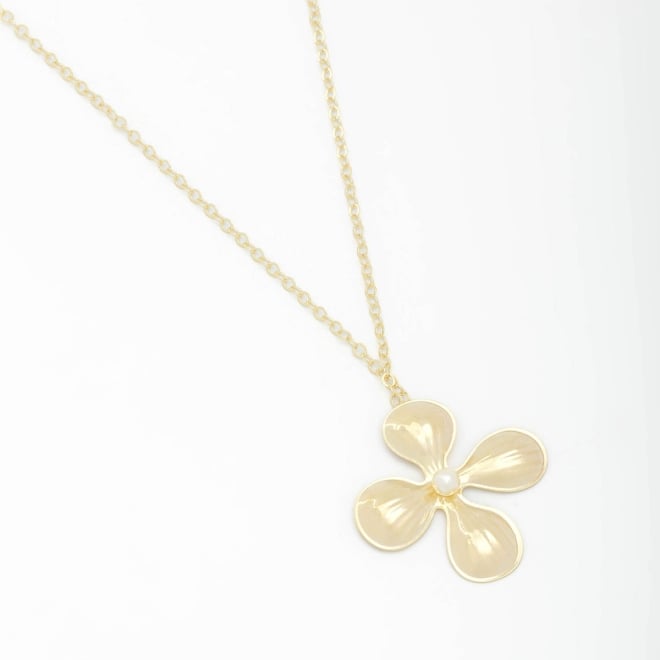 GR-01703 GARGANTILHA COM PINGENTE DE FLOR E DETALHE CENTRAL EM PÉROLA
