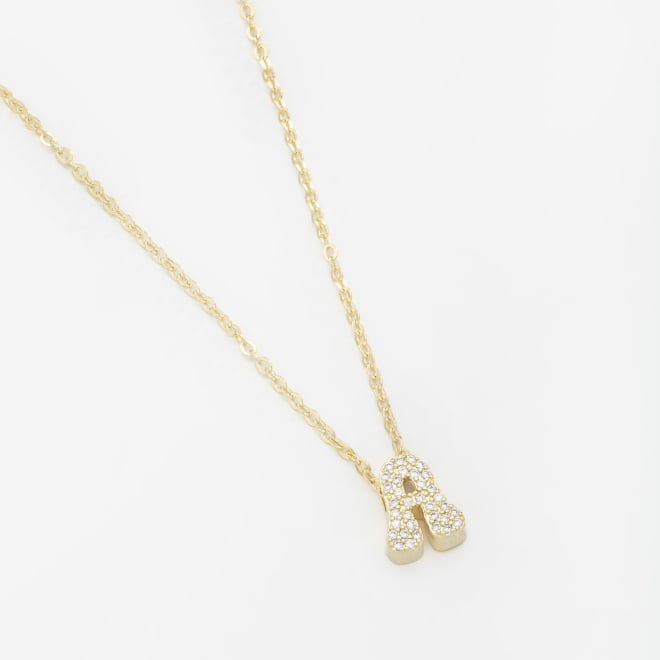 GR-01740 COLAR BANHADO A OURO 18K COM PINGENTE DE LETRA CRAVEJADO EM ZIRCÔNIAS