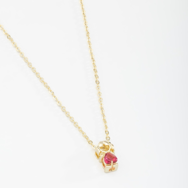 GR-01804COLAR BANHADO A OURO 18K COM PINGENTE DE MENINA E ZIRCÔNIA EM FORMATO DE CORAÇÃO