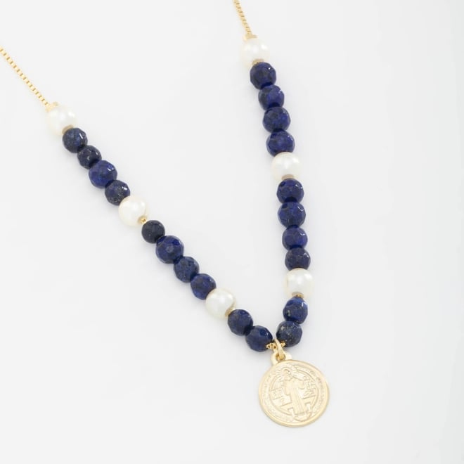 GR-01836 COLAR COM PEDRAS E PÉROLAS EM MEDALHA DE SÃO BENTO