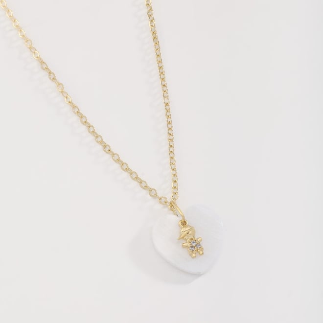 GR-01907COLAR BANHADO A OURO 18K COM PINGENTE DE CORAÇÃO EM MADREPÉROLA E DETALHE DE MENINO CRAVEJADO
