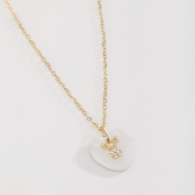 GR-01908 COLAR BANHADO A OURO 18K COM PINGENTE DE CORAÇÃO EM MADREPÉROLA E DETALHE DE MENINA CRAVEJADO EM ZIRCÔNIAS