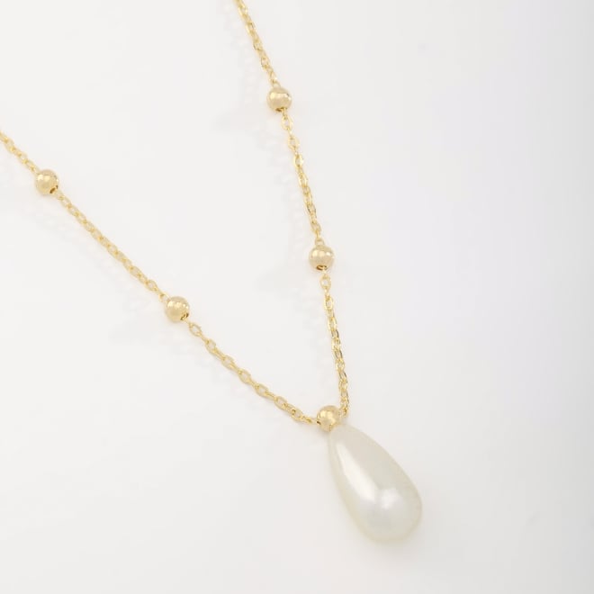 GR-01949 GARGANTILHA COM PINGENTE DE PÉROLA EM GOTA E DETALHES EM ESFERAS NA CORRENTE.