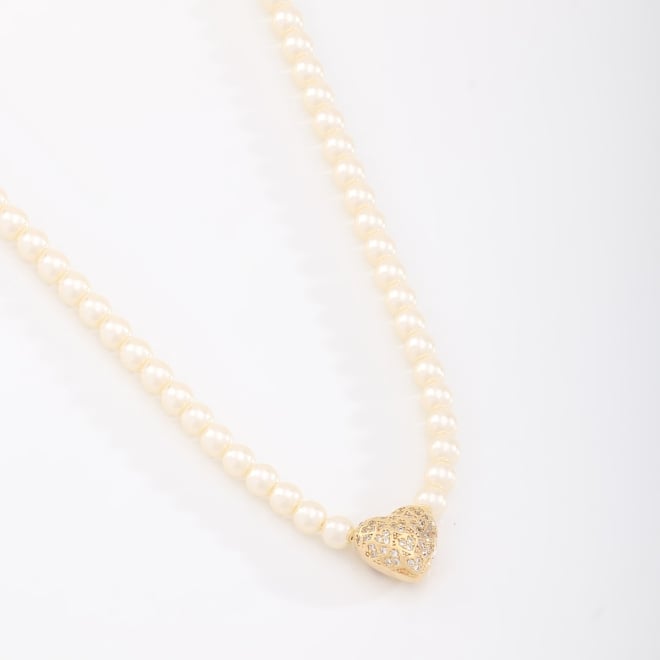 GR-01997 COLAR BANHADO A OURO 18K COM PÉROLAS DE 5 MM E PINGENTE EM FORMATO DE CORAÇÃO