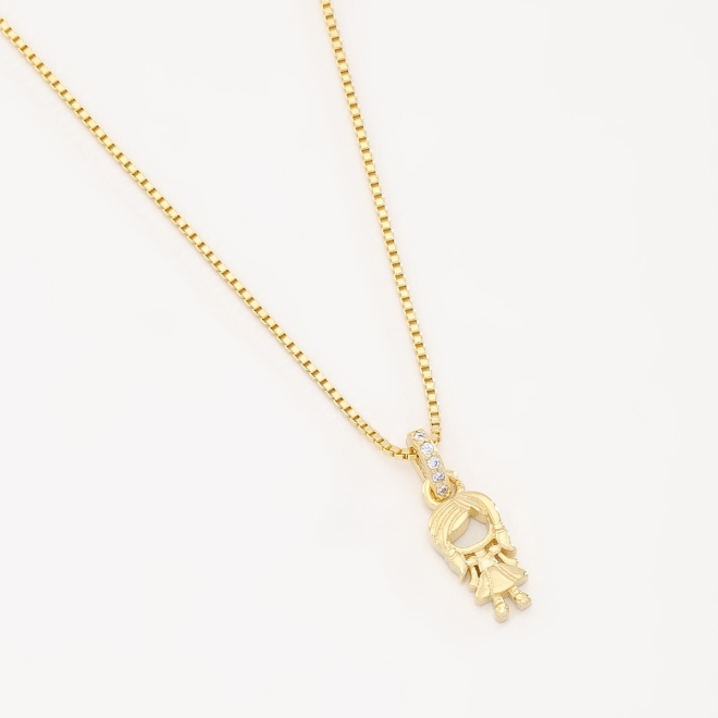 GR-02028 COLAR COM PINGENTE DE MENINA E DETALHES EM ZIRCÔNIA