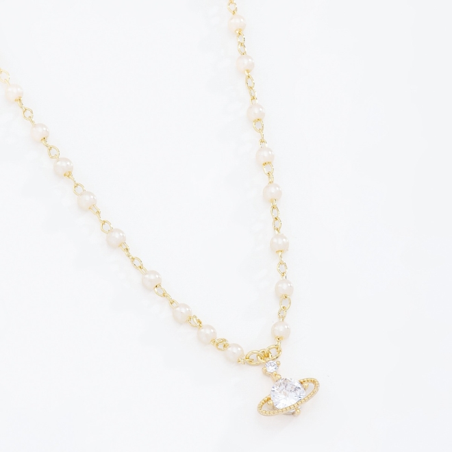 GR-02030 COLAR BANHADO A OURO 18K COM PÉROLAS DE 3 MM E PINGENTE EM FORMATO DE PLANETA COM ZIRCÔNIA 